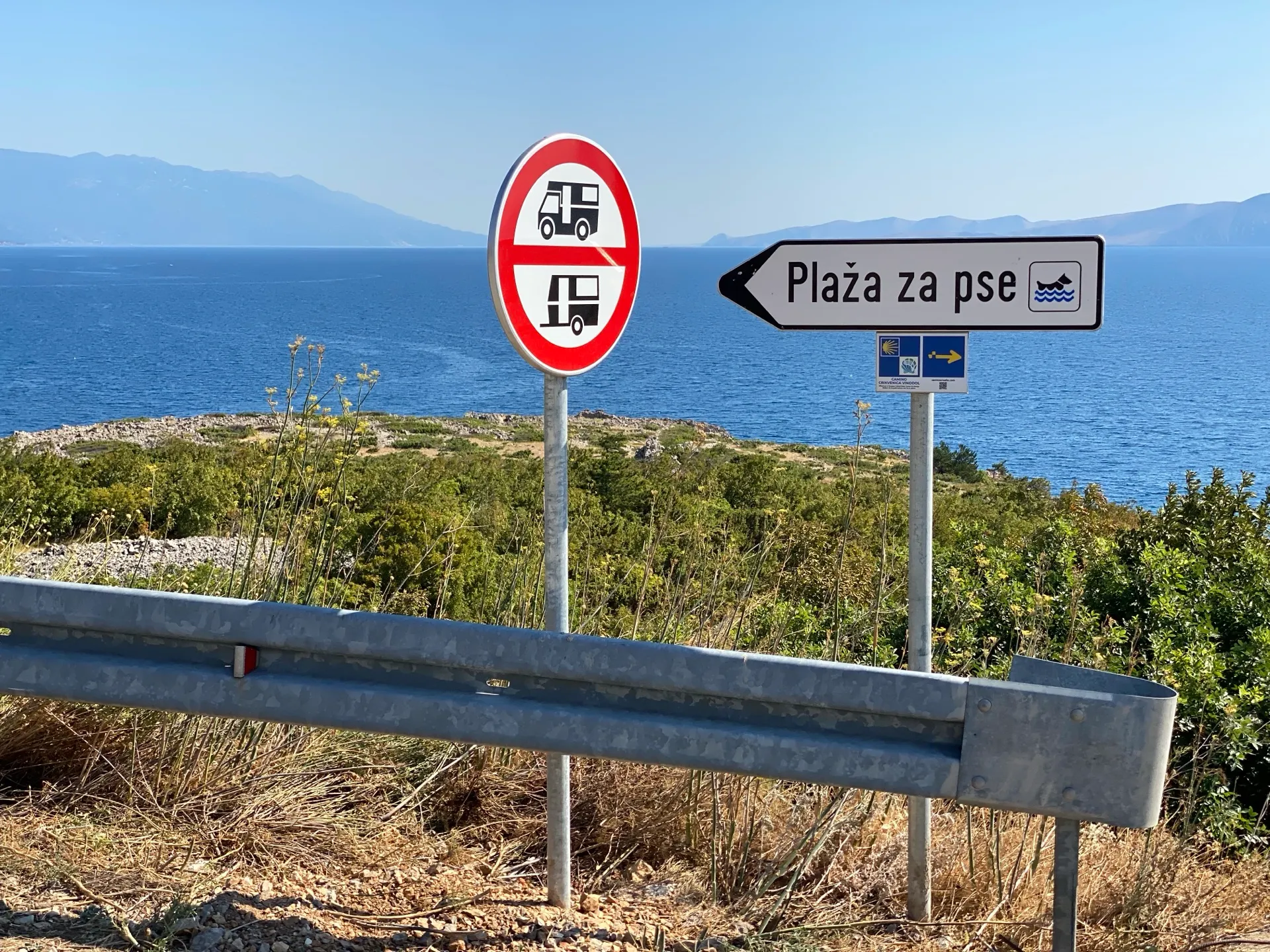 Road sign pointing to the dog beach in Mala Draga near Povile