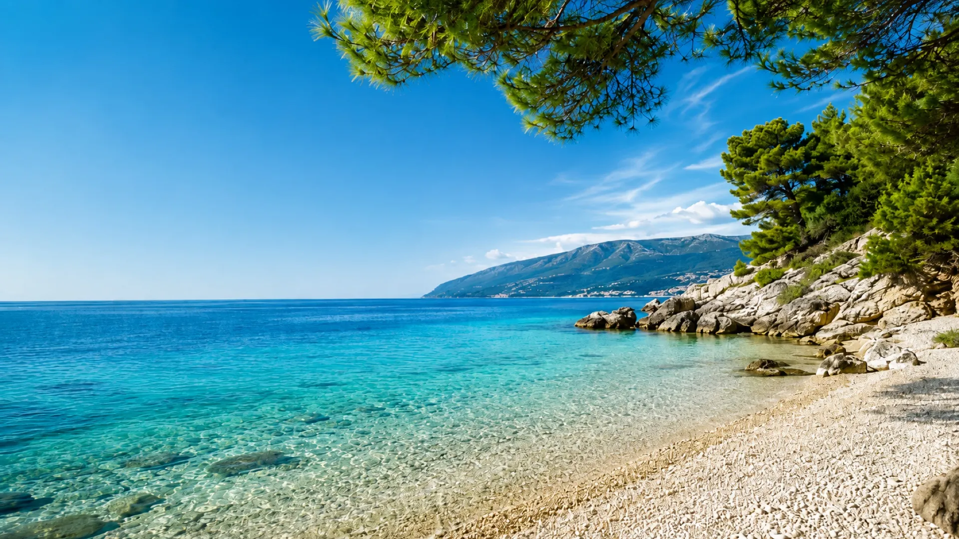 Clear Adriatic water beside a rocky Croatian beach / Прозрачная вода Адриатики у каменистого пляжа в Хорватии
