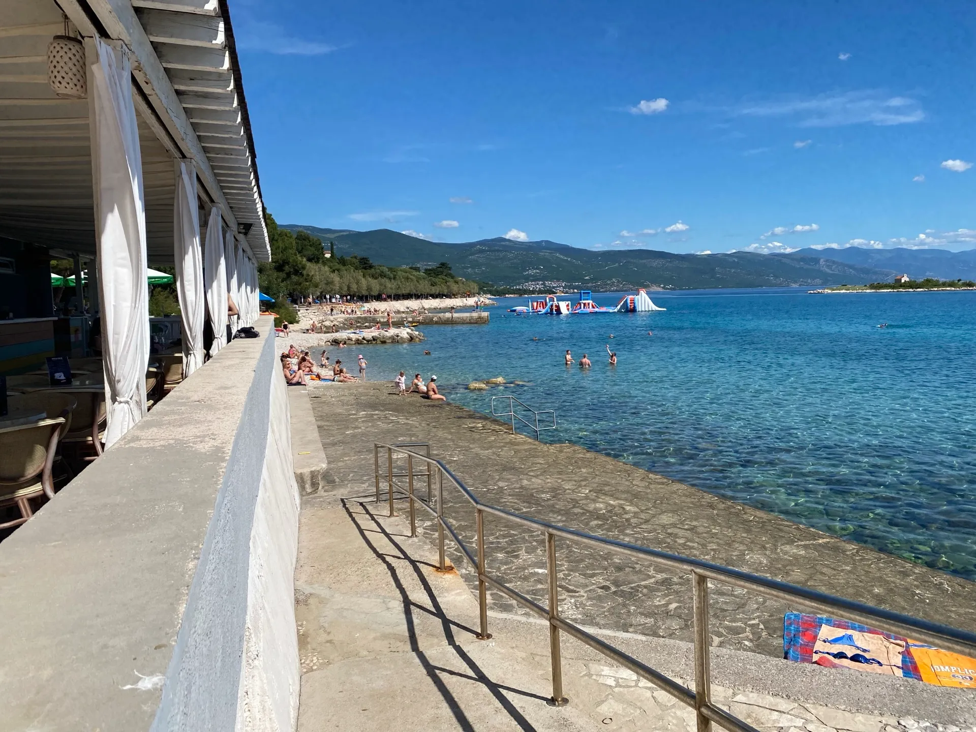 Waterfront café and concrete sea access near Lišanj Beach