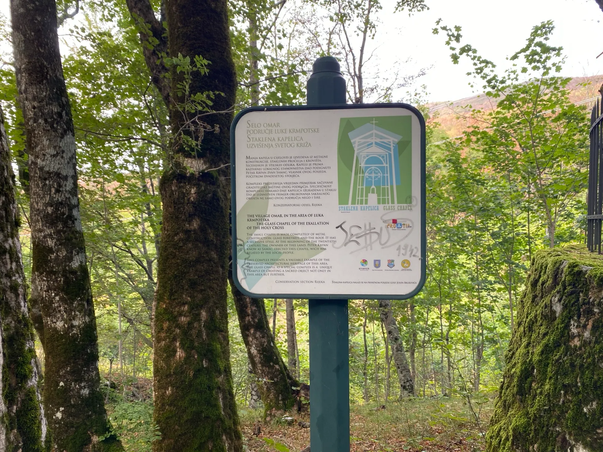 Heritage information panel for Staklena kapelica in Omar