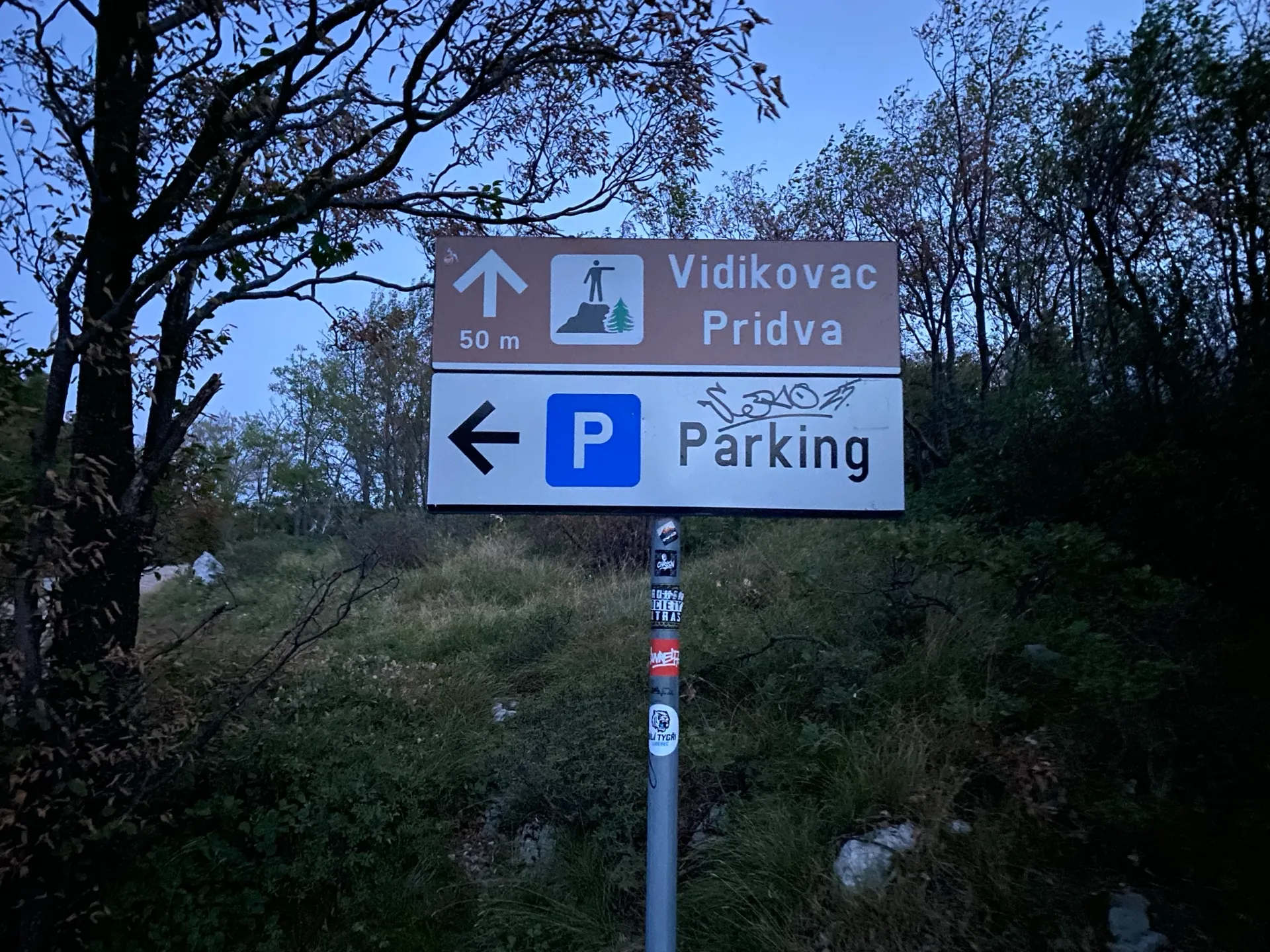 Parking and viewpoint sign near Pridva