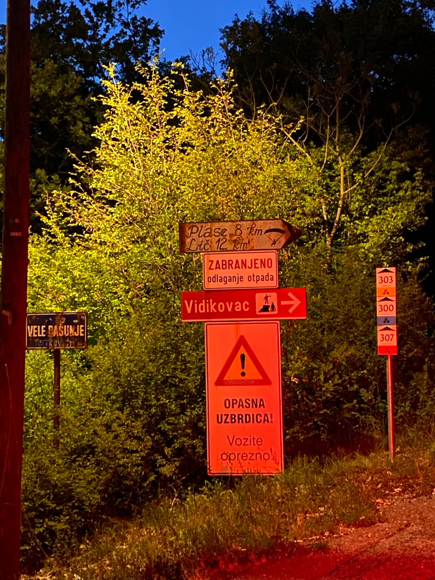 Croatian steep-road warning sign below Pridva